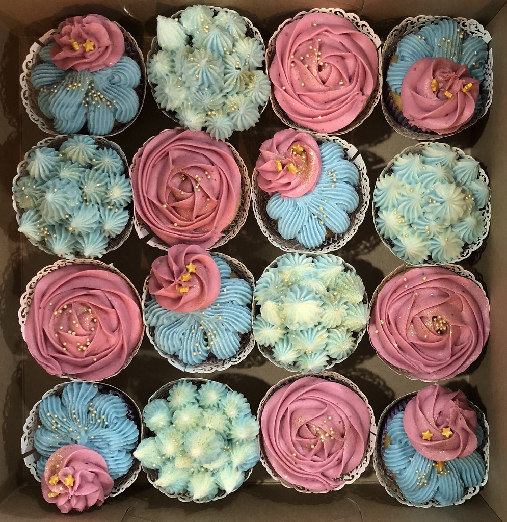 flower cupcakes in box